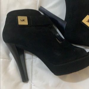 MK barely use black booties 4”heels 1”platform